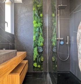 Mur végétal dans une salle de bain