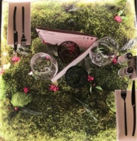 Table végétale stabilisée en verre pour deux personnes dans un restaurant