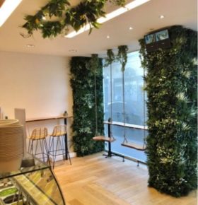 Décoration végétale avec balançoire