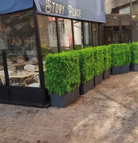 Photo Après la haie artificielle devant le restaurant Story Place à Puteaux