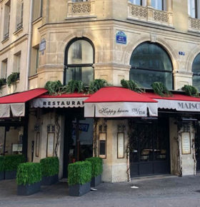 Haie artificielle devant un restaurant à Paris